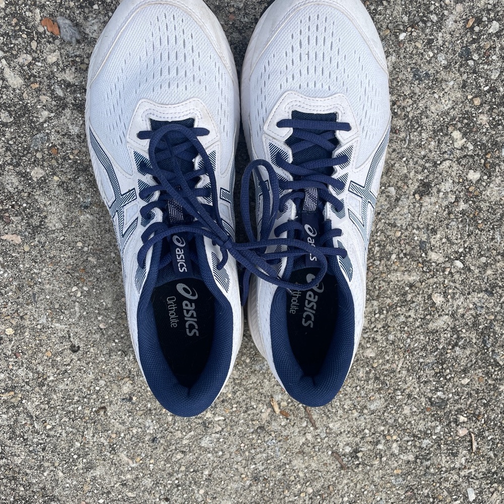 ASICS Men 11 Gel-Contend 8 White Blue with Ortho and Amplifoam for cushion.